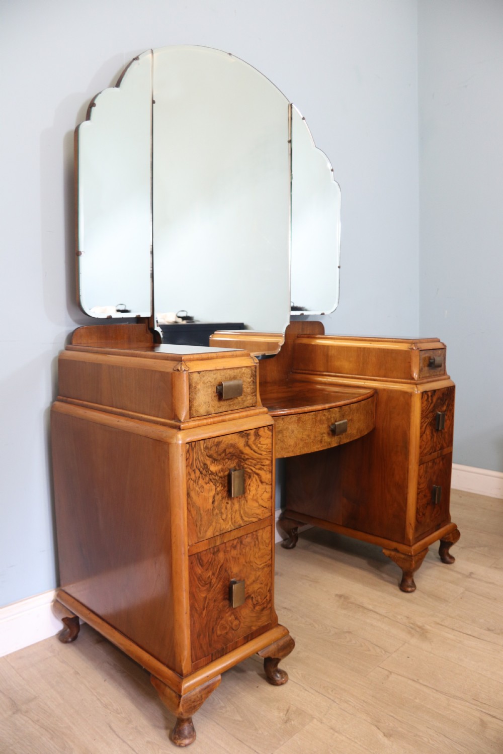 Art Deco style! A wonderful drop centre dressing table. View V