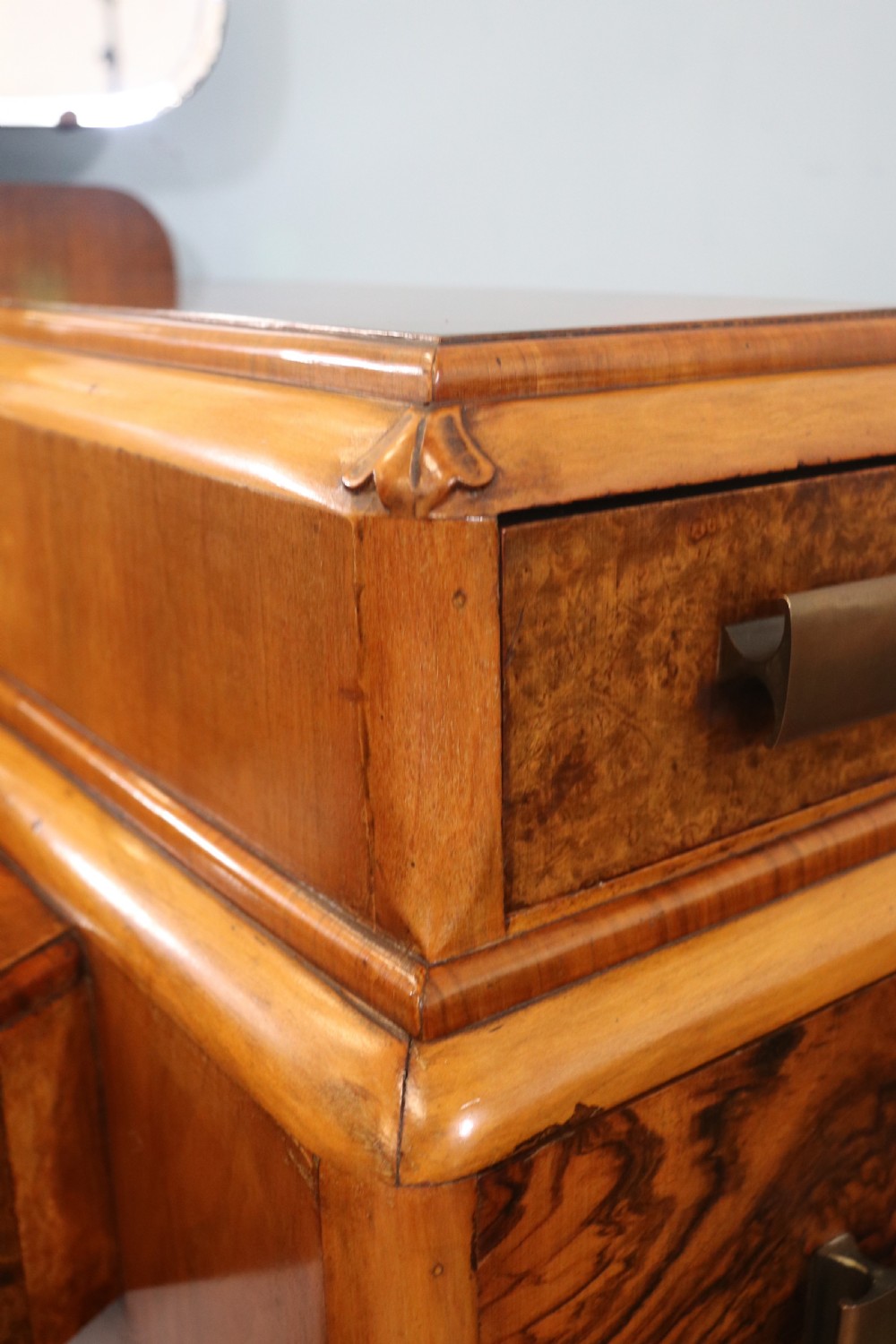 Art Deco style! A wonderful drop centre dressing table. View VII