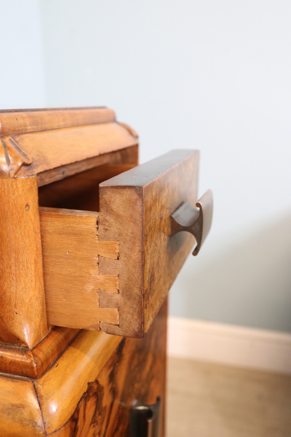 Art Deco style! A wonderful drop centre dressing table. View VIII
