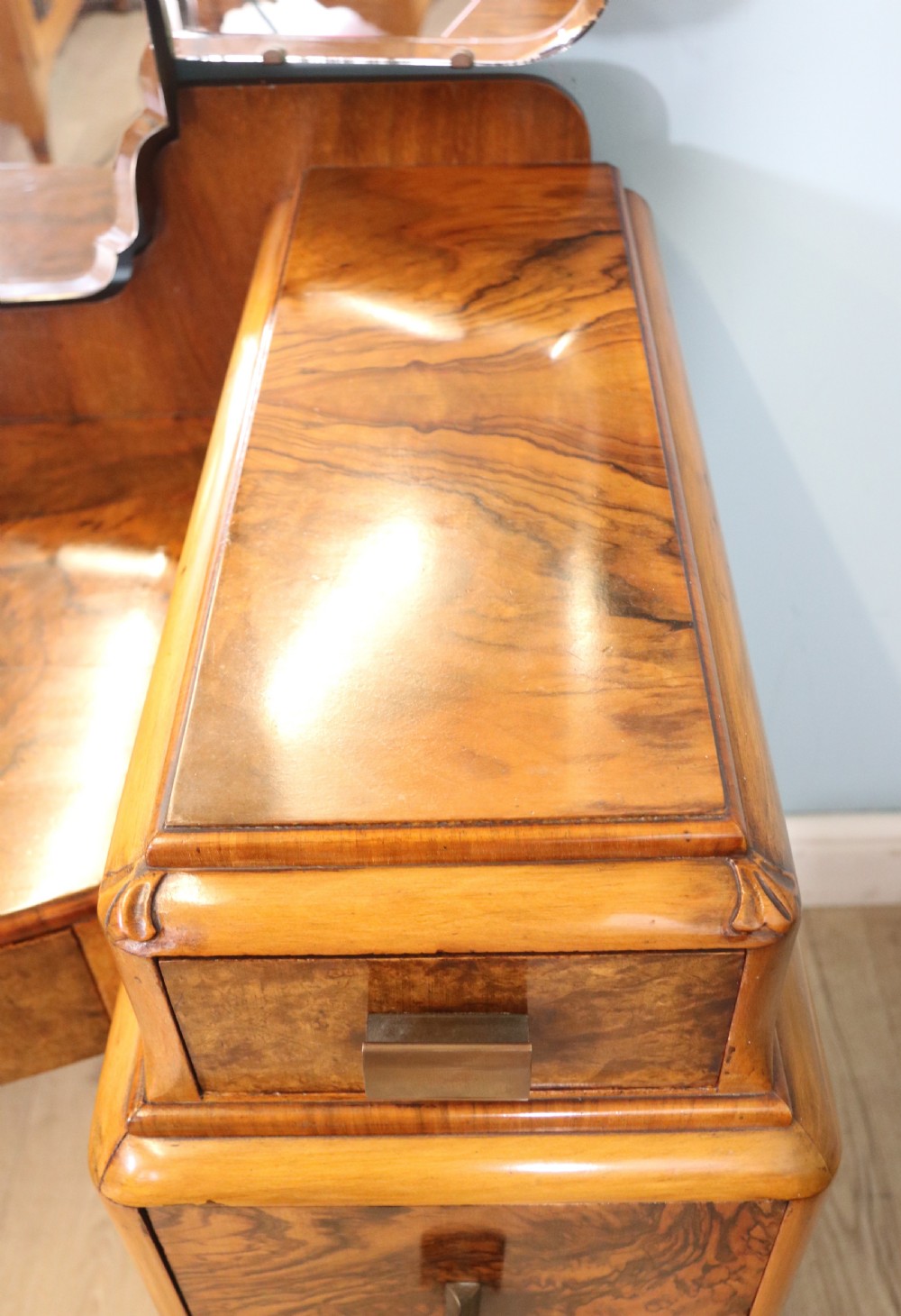Art Deco style! A wonderful drop centre dressing table. View IX
