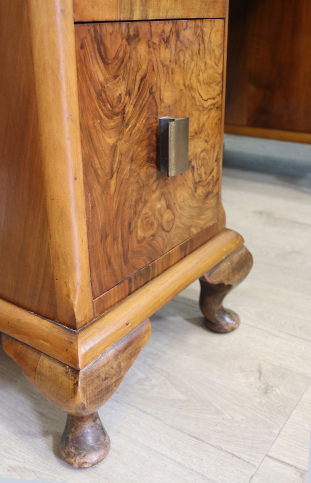Art Deco style! A wonderful drop centre dressing table. View XIV
