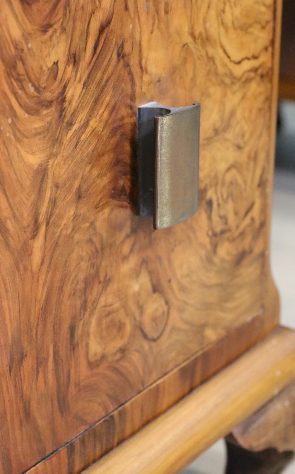 Art Deco style! A wonderful drop centre dressing table. View XV