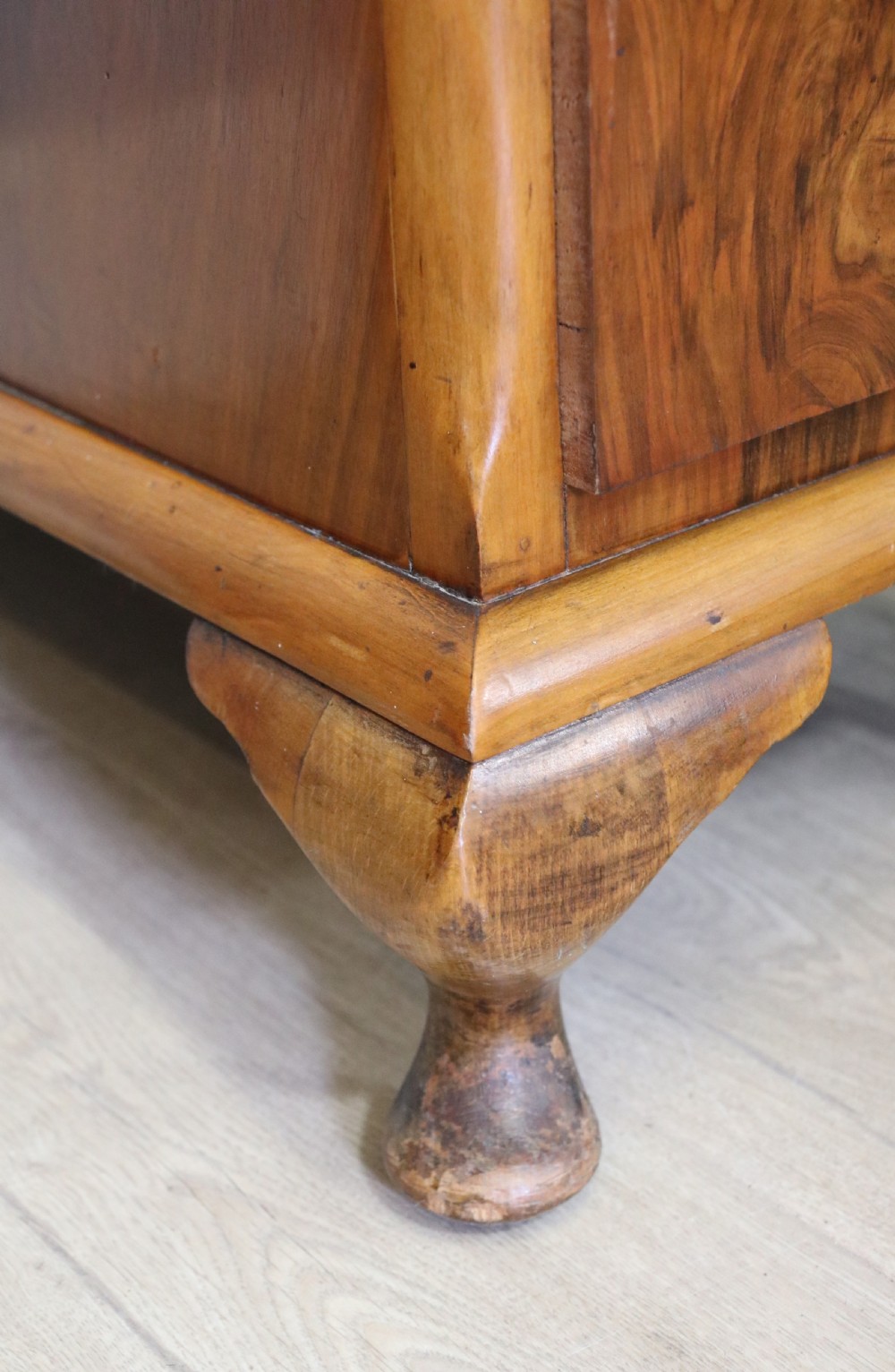 Art Deco style! A wonderful drop centre dressing table. View XVI