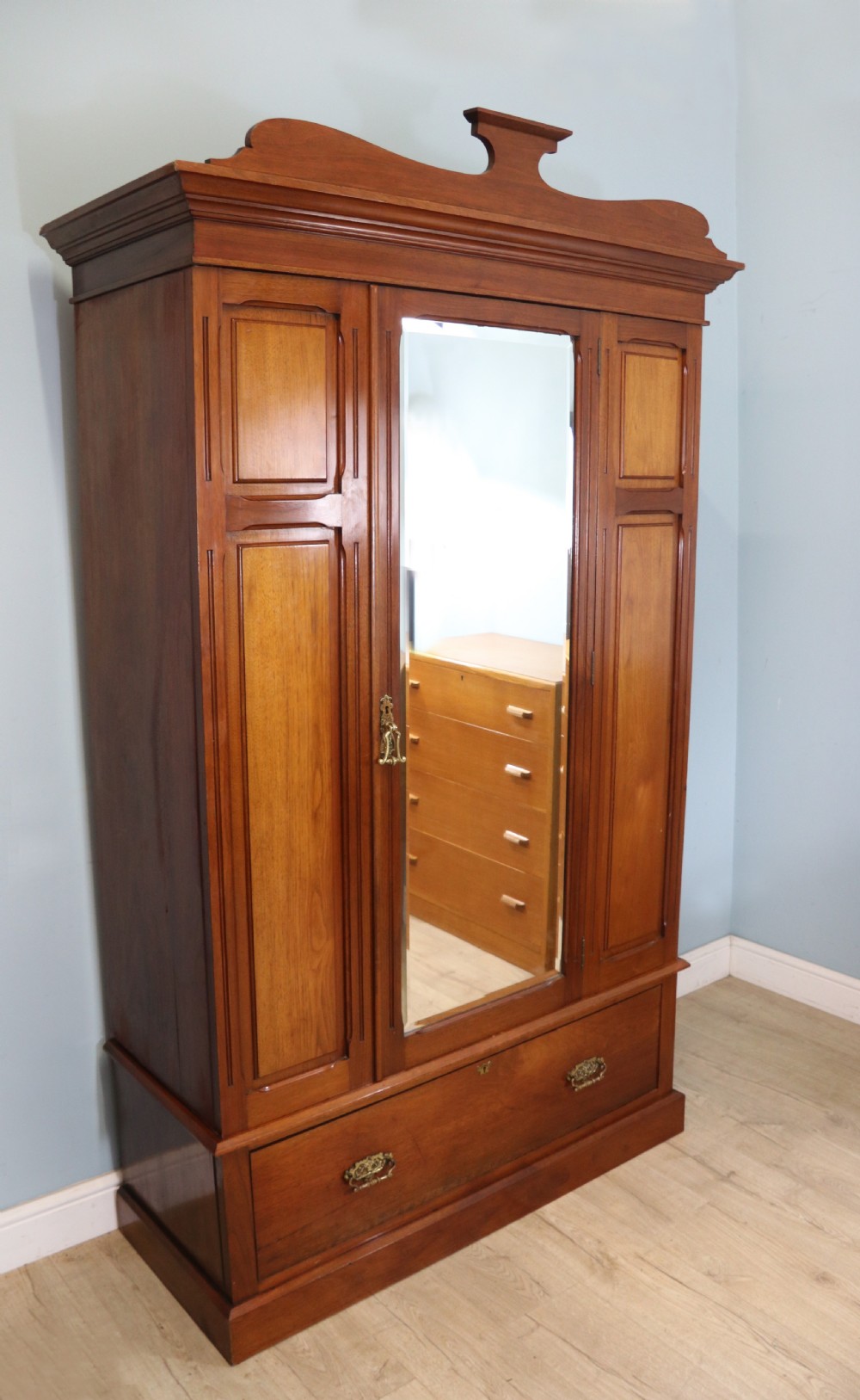 Late Victorian American walnut wardrobe View IV