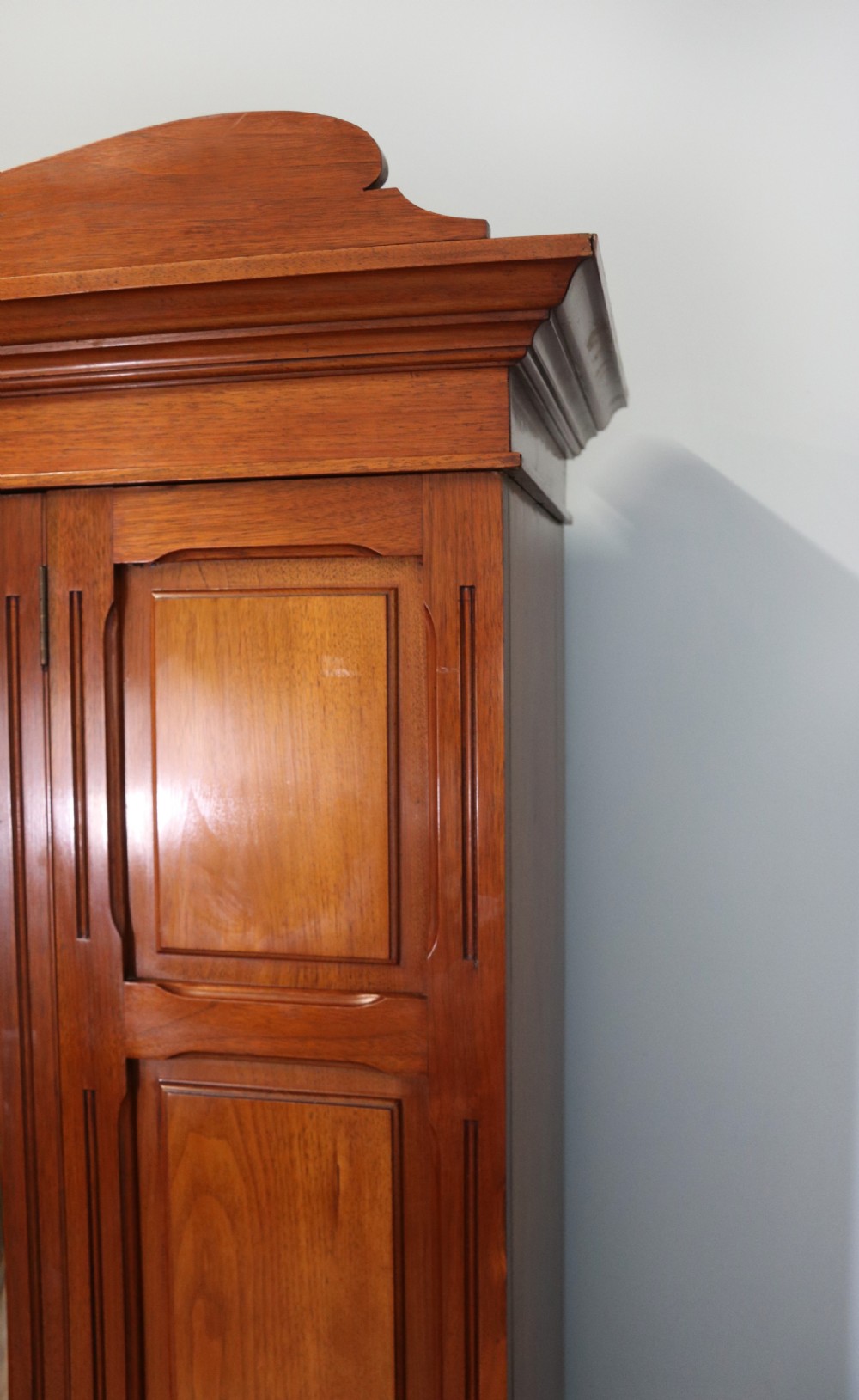 Late Victorian American walnut wardrobe View VIII