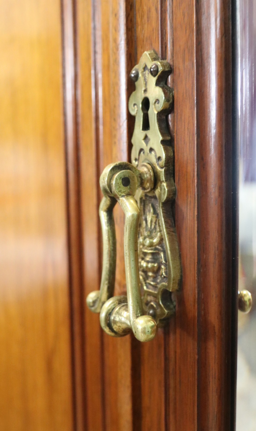 Late Victorian American walnut wardrobe View XIV
