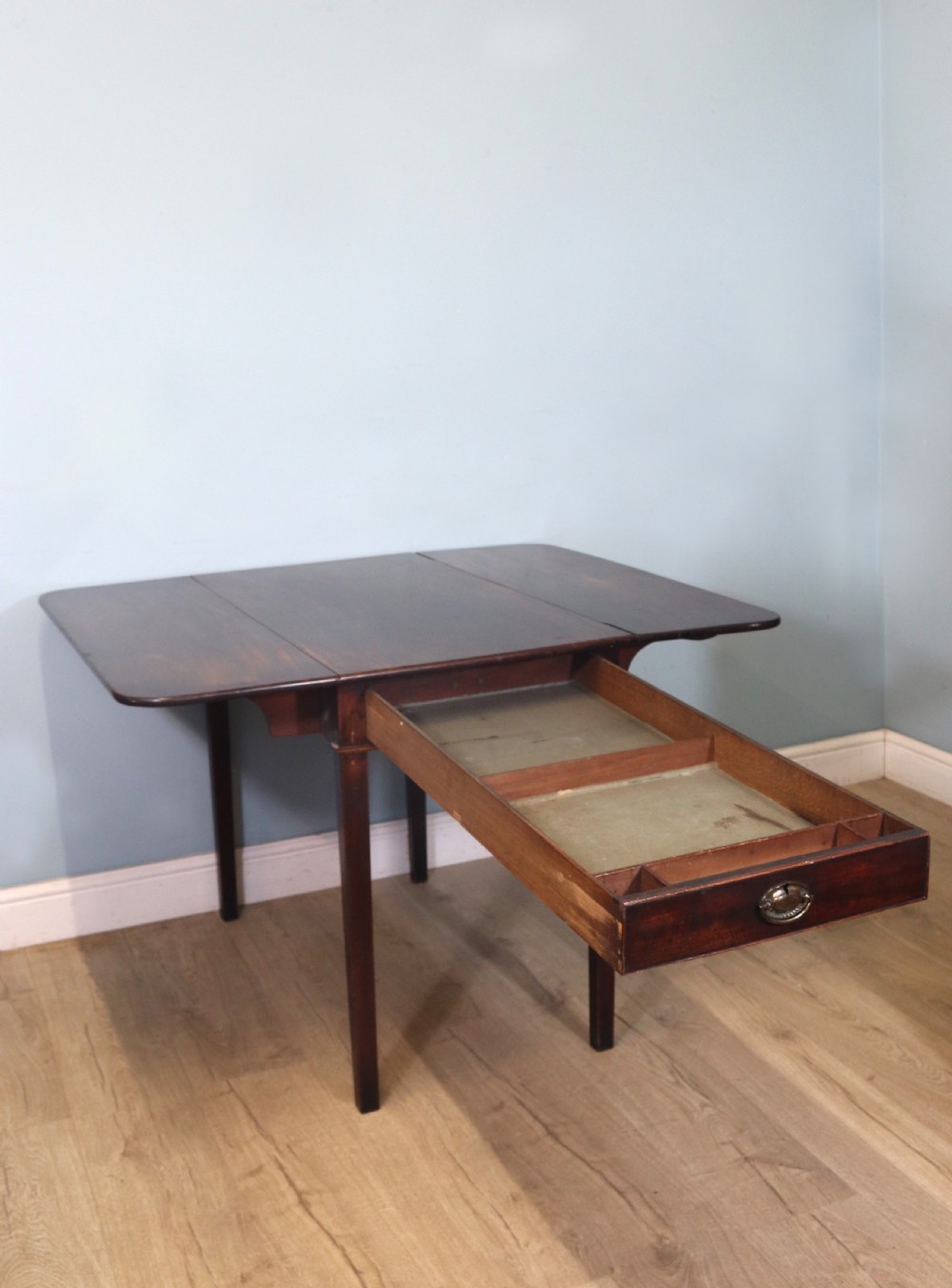  A quality late Georgian Pembroke table!  View II