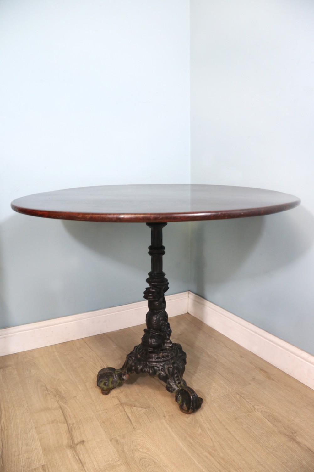 A lovely Georgian top quality pub table. View II