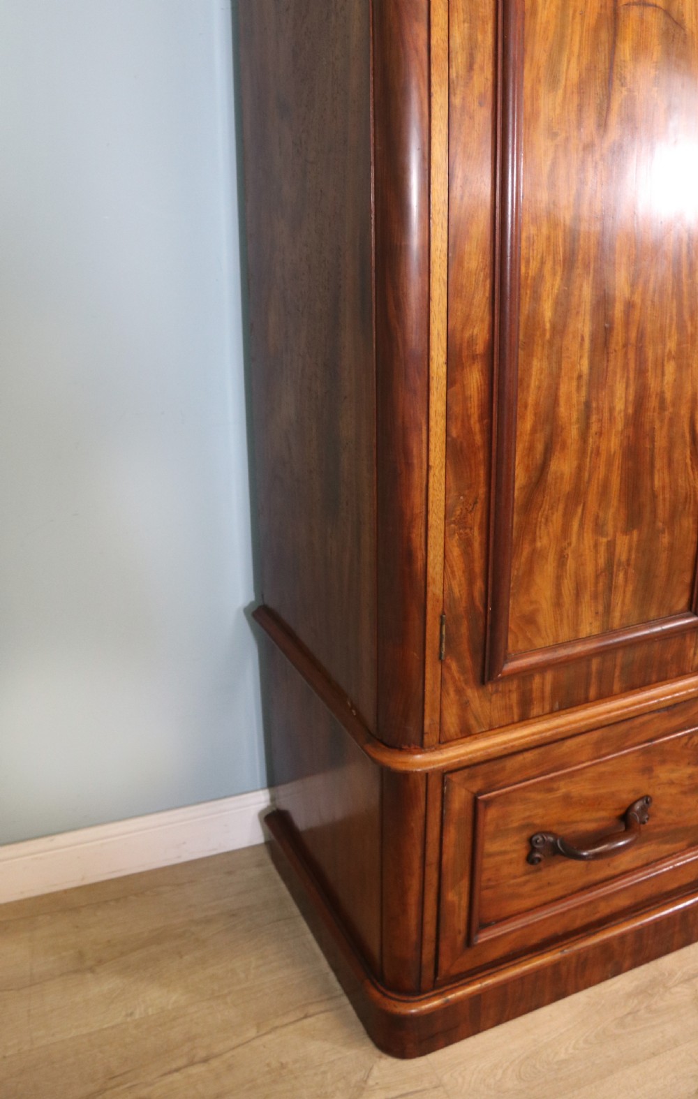 A lovely quality and truly stunning, classic Victorian wardrobe.  View IX