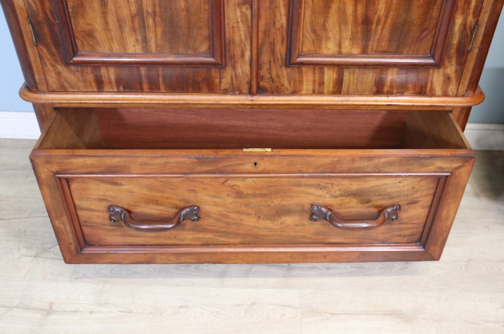 A lovely quality and truly stunning, classic Victorian wardrobe.  View XII