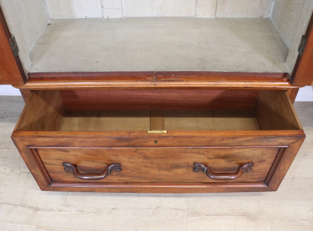 A lovely quality and truly stunning, classic Victorian wardrobe.  View XIII