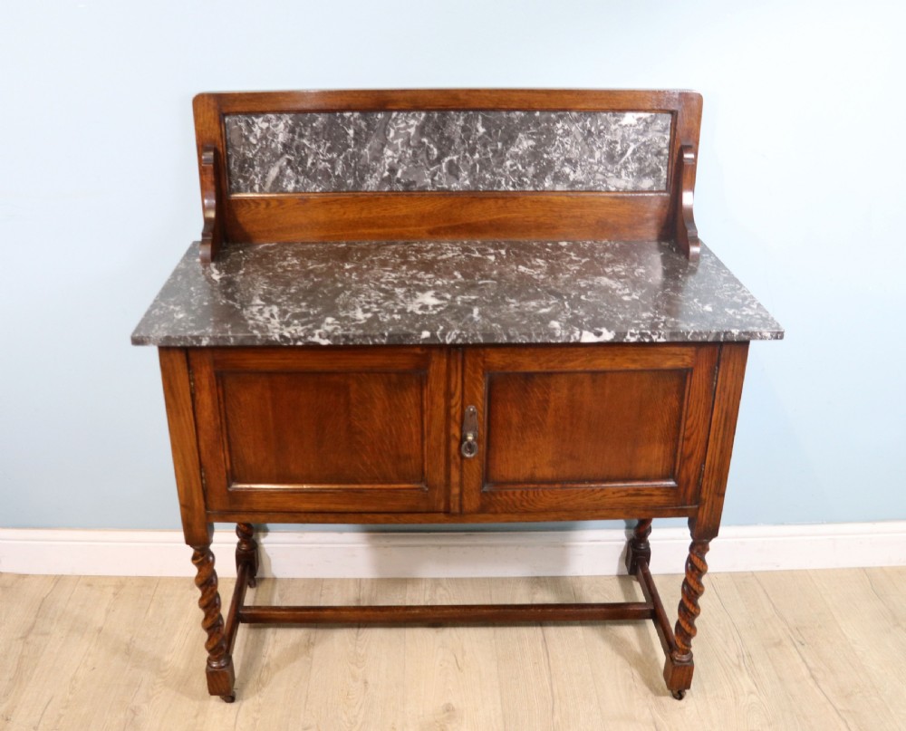 A lovely early 20th Century marble topped oak washstand.
