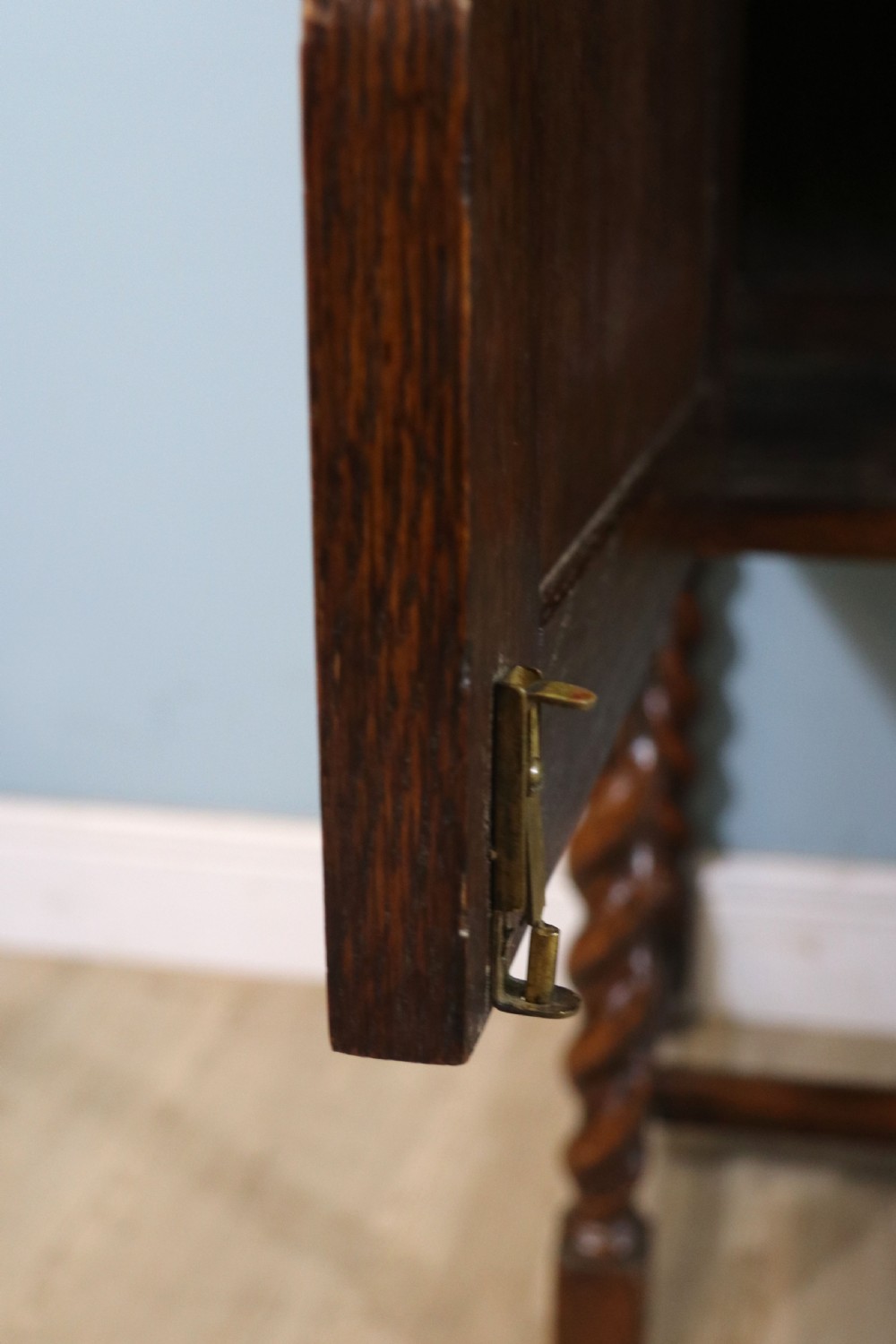 A lovely early 20th Century marble topped oak washstand. View XII