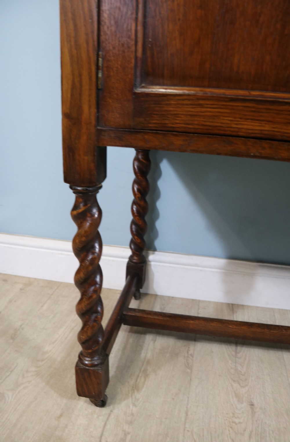 A lovely early 20th Century marble topped oak washstand. View XIV