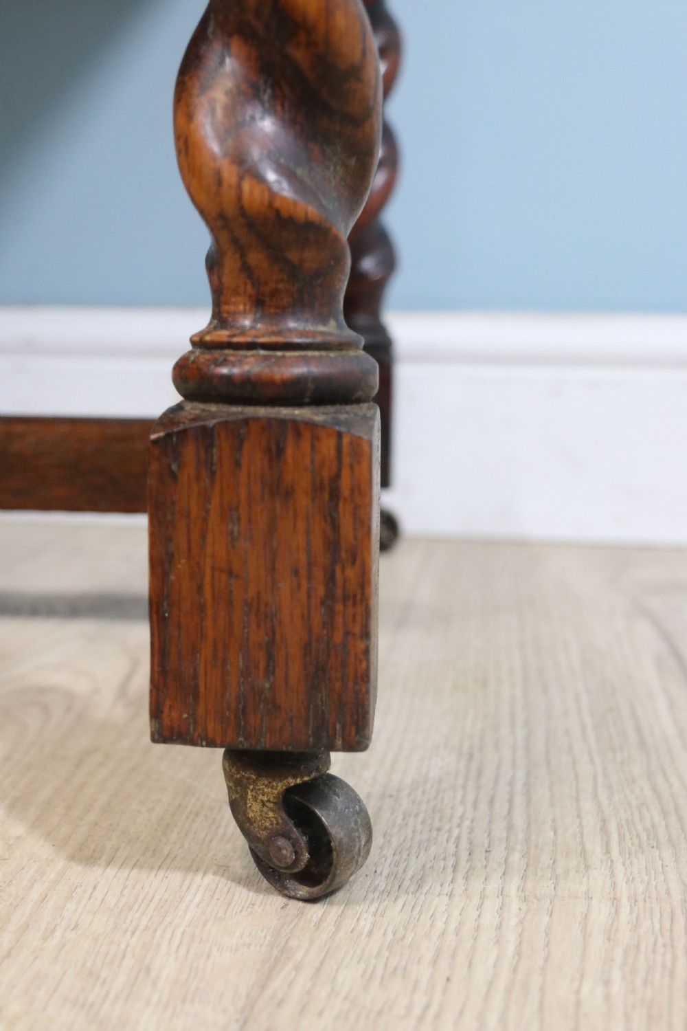 A lovely early 20th Century marble topped oak washstand. View XVII