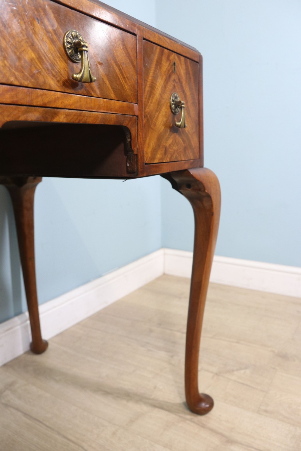 Early 20th Century walnut veneered writing table View XVIII