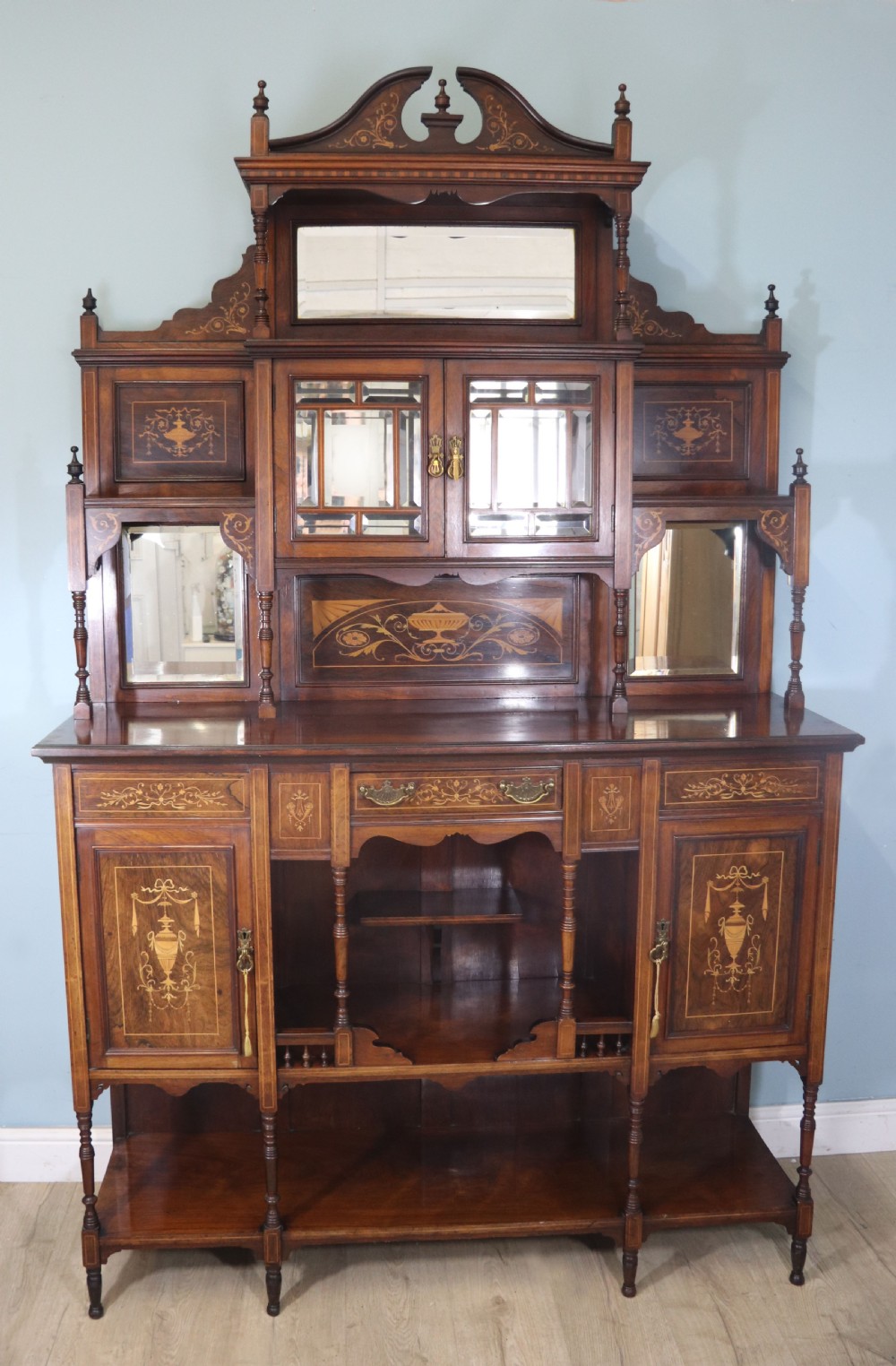Late Victorian / Edwardian walnut veneered and inlaid side cabinet 