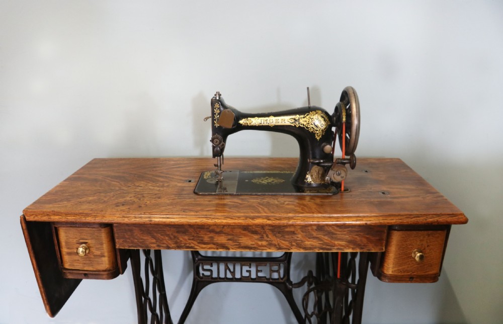 Vintage treadle Singer machine View VIII