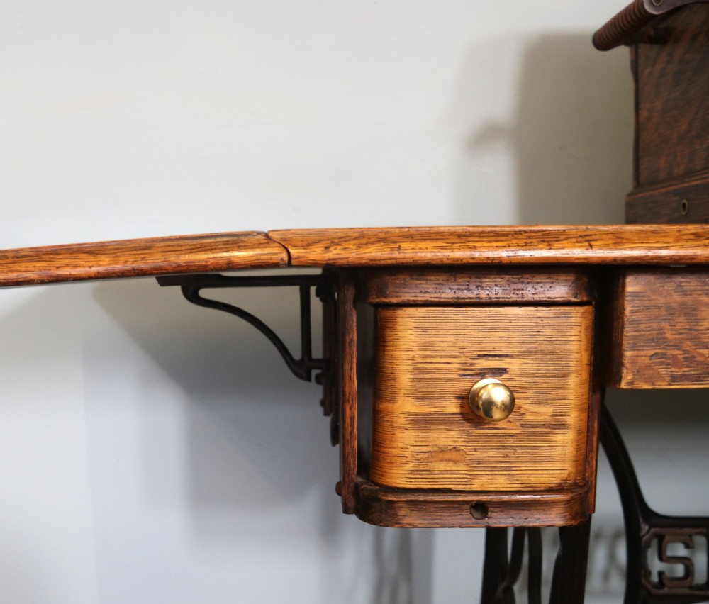 Vintage treadle Singer machine View XVI