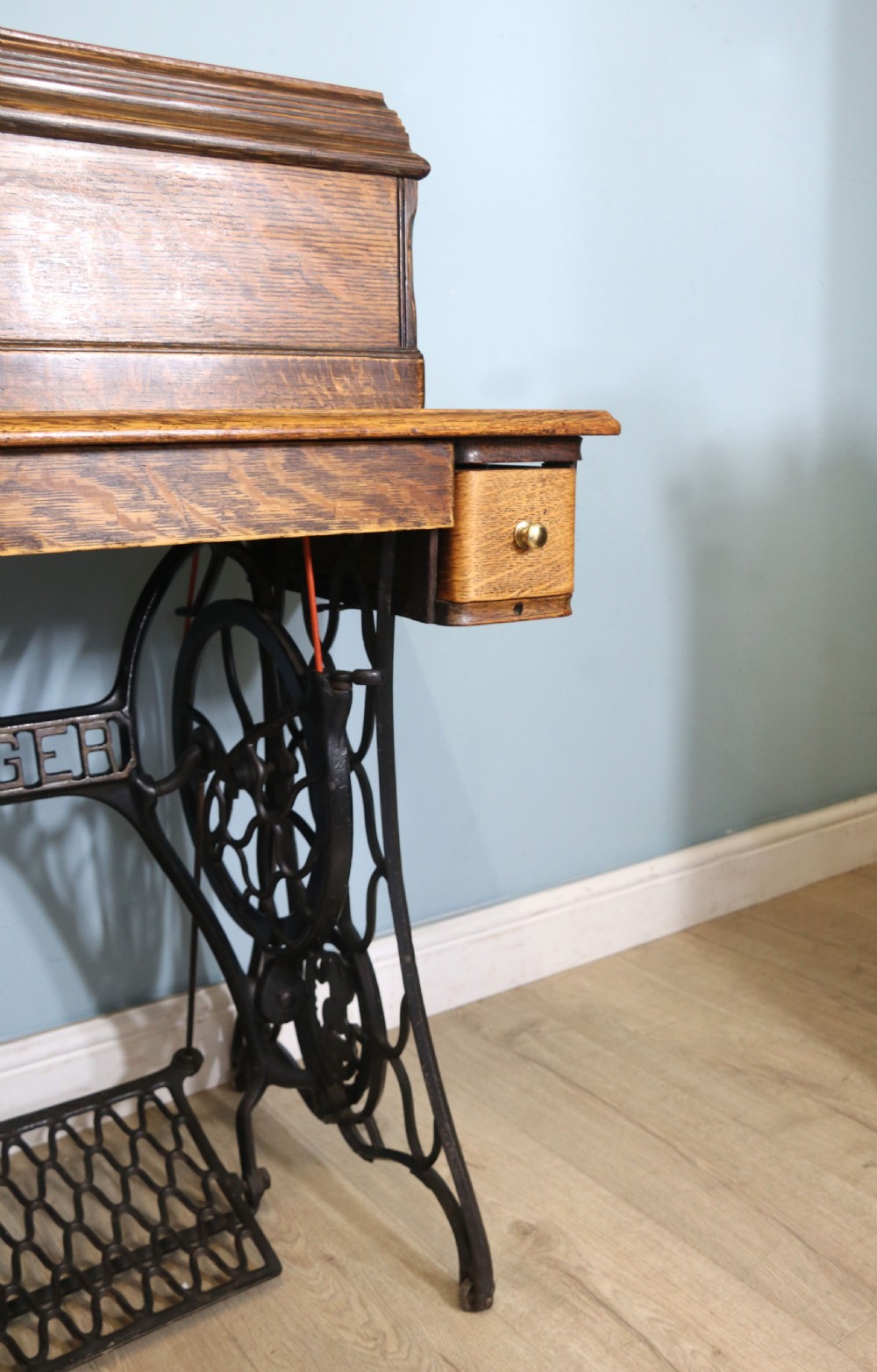 Vintage treadle Singer machine View XVIII