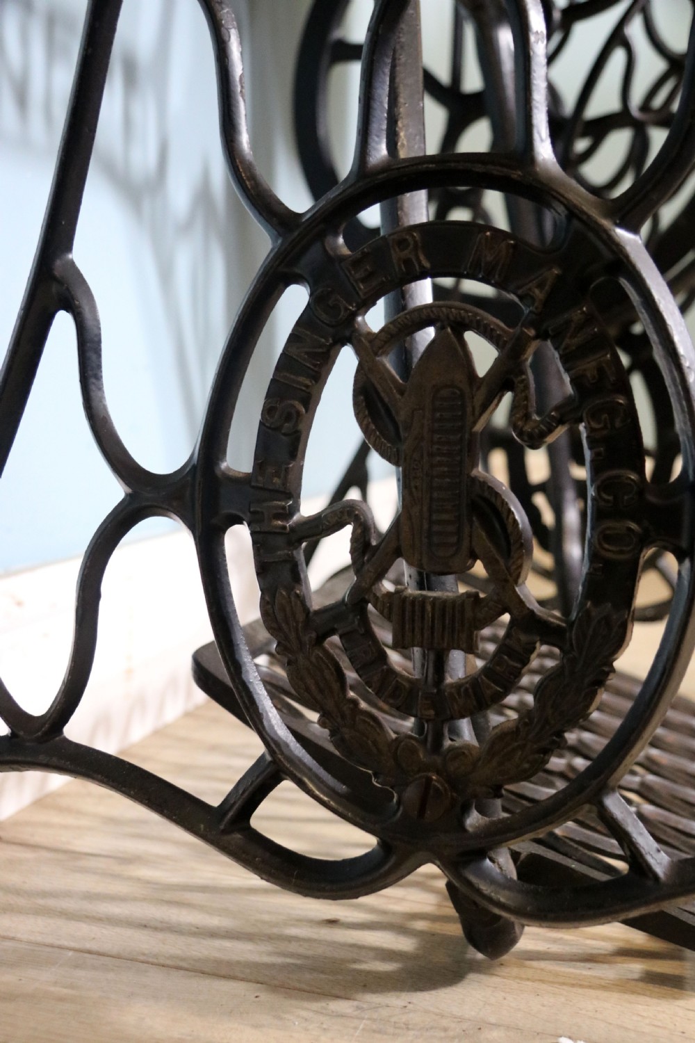 Vintage treadle Singer machine View XXIII