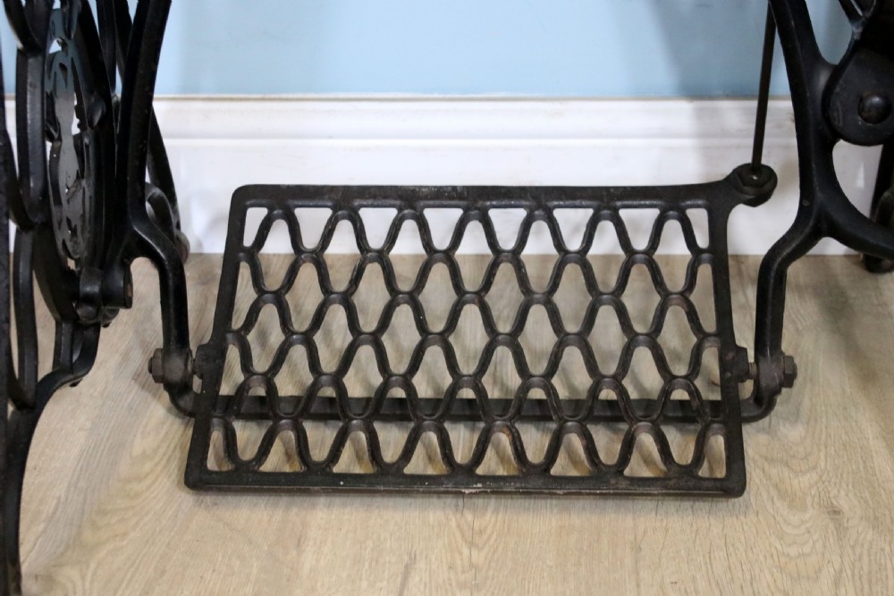 Vintage treadle Singer machine View XXIV