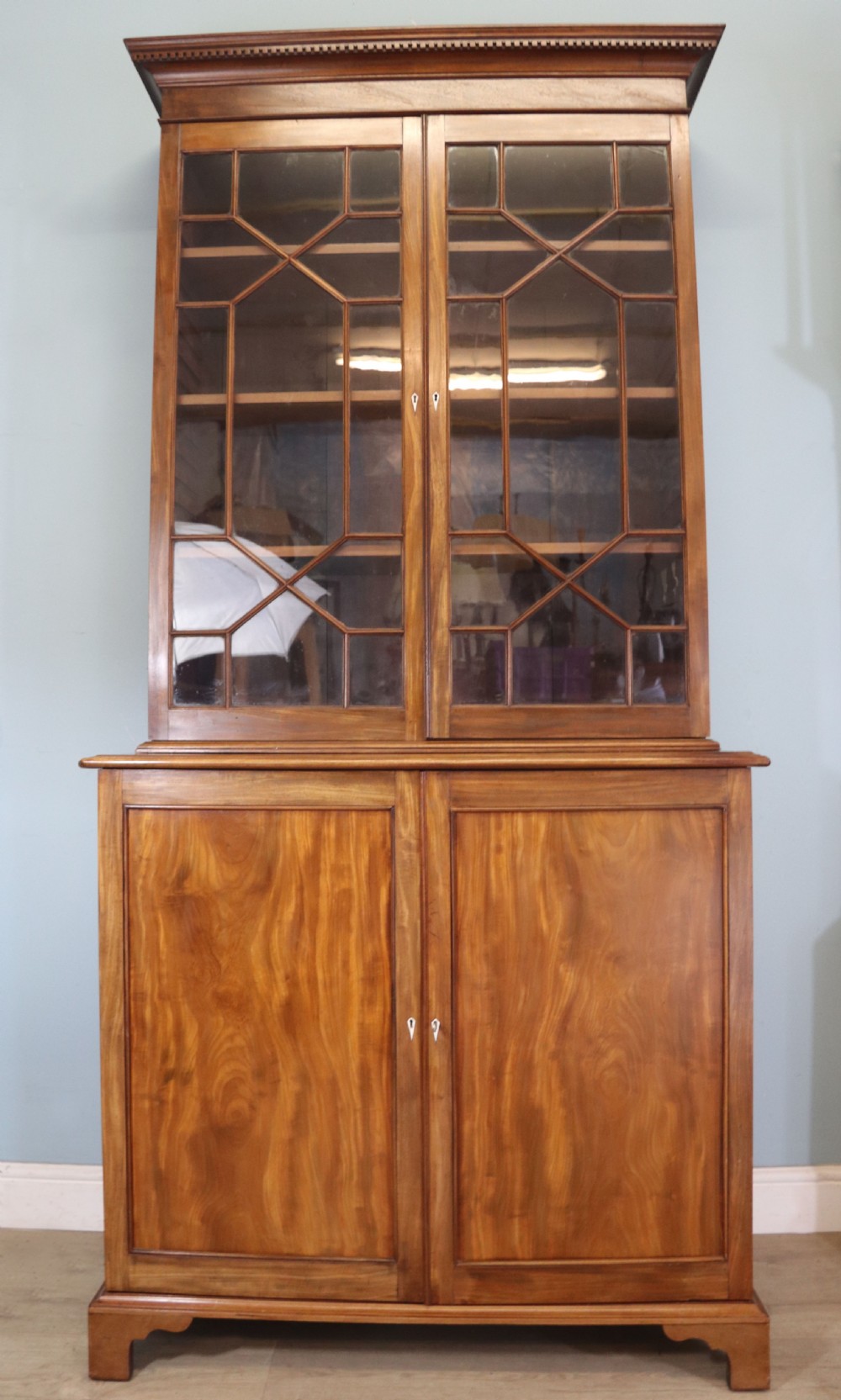 A superb example of a quality Georgian mahogany bookcase cabinet. 