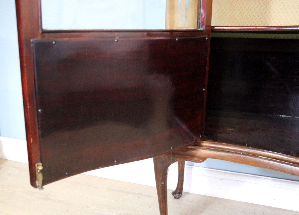 An Edwardian mahogany and satinwood display cabinet featuring curved glass doors decorated with French text and painted floral motifs, resting on slender cabriole legs. View XXVII