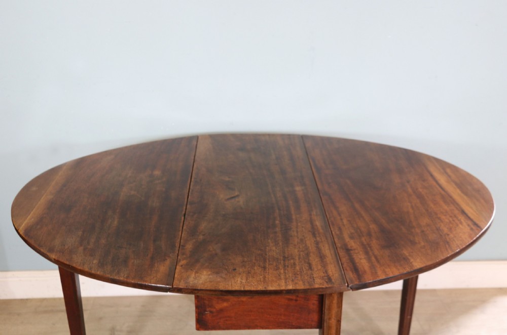 George III mahogany dropleaf table of oval form View IV
