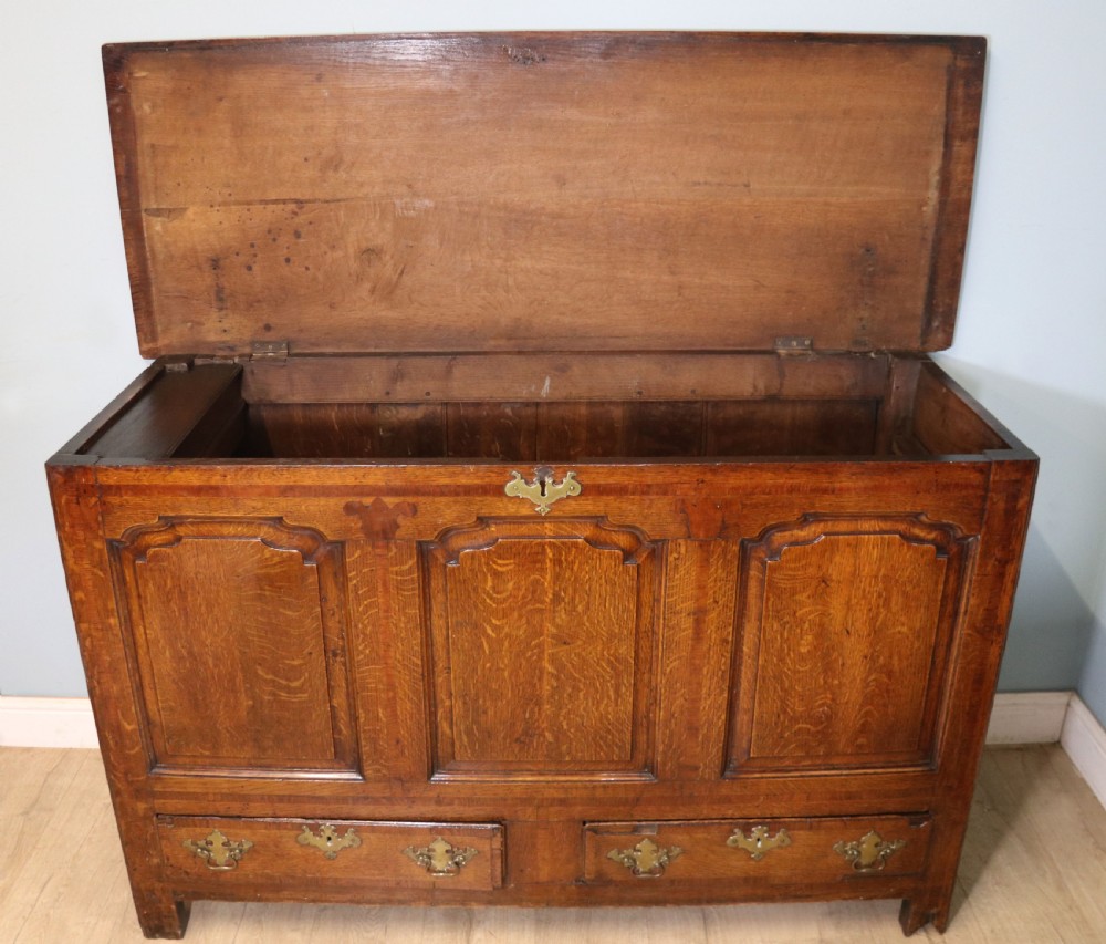 A lovely Georgian oak mule chest with mahogany inlayed detail. View II