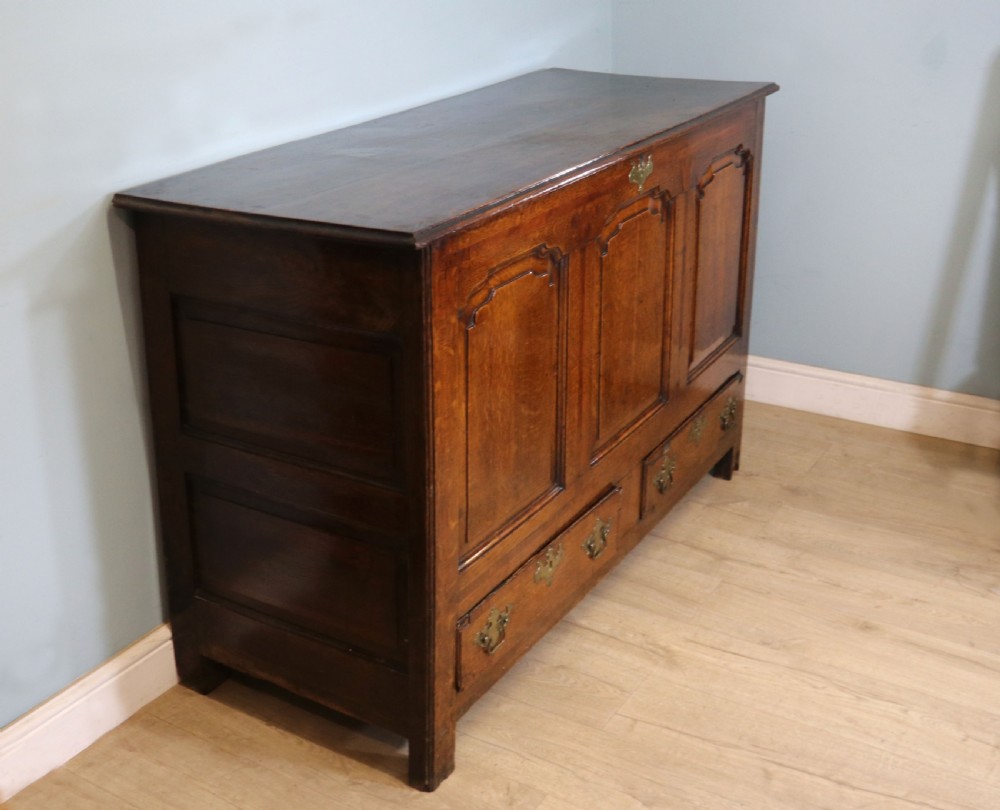 A lovely Georgian oak mule chest with mahogany inlayed detail. View III