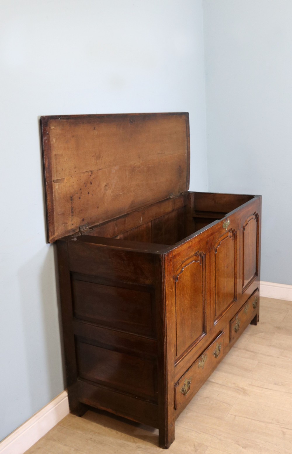 A lovely Georgian oak mule chest with mahogany inlayed detail. View IV