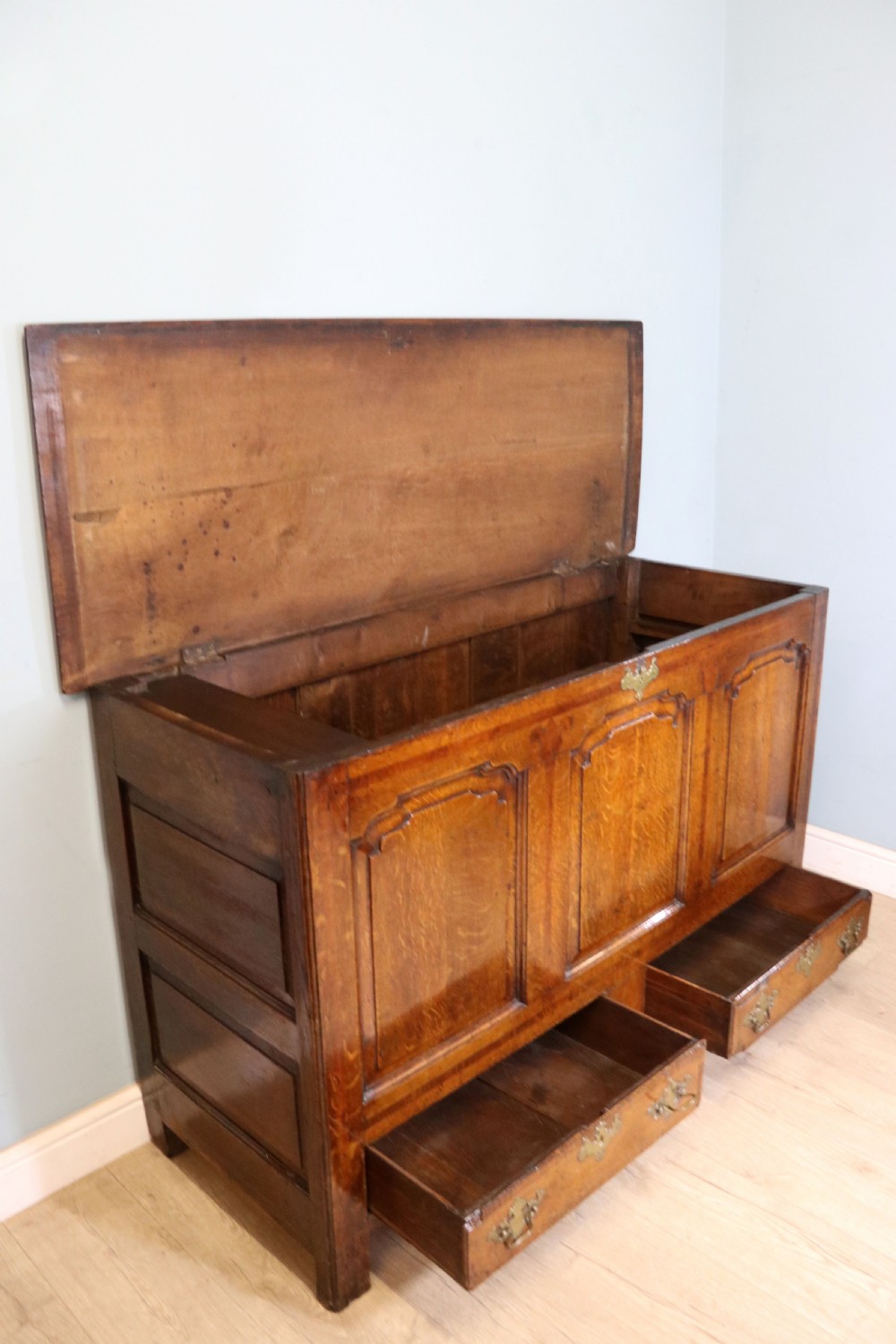 A lovely Georgian oak mule chest with mahogany inlayed detail. View V