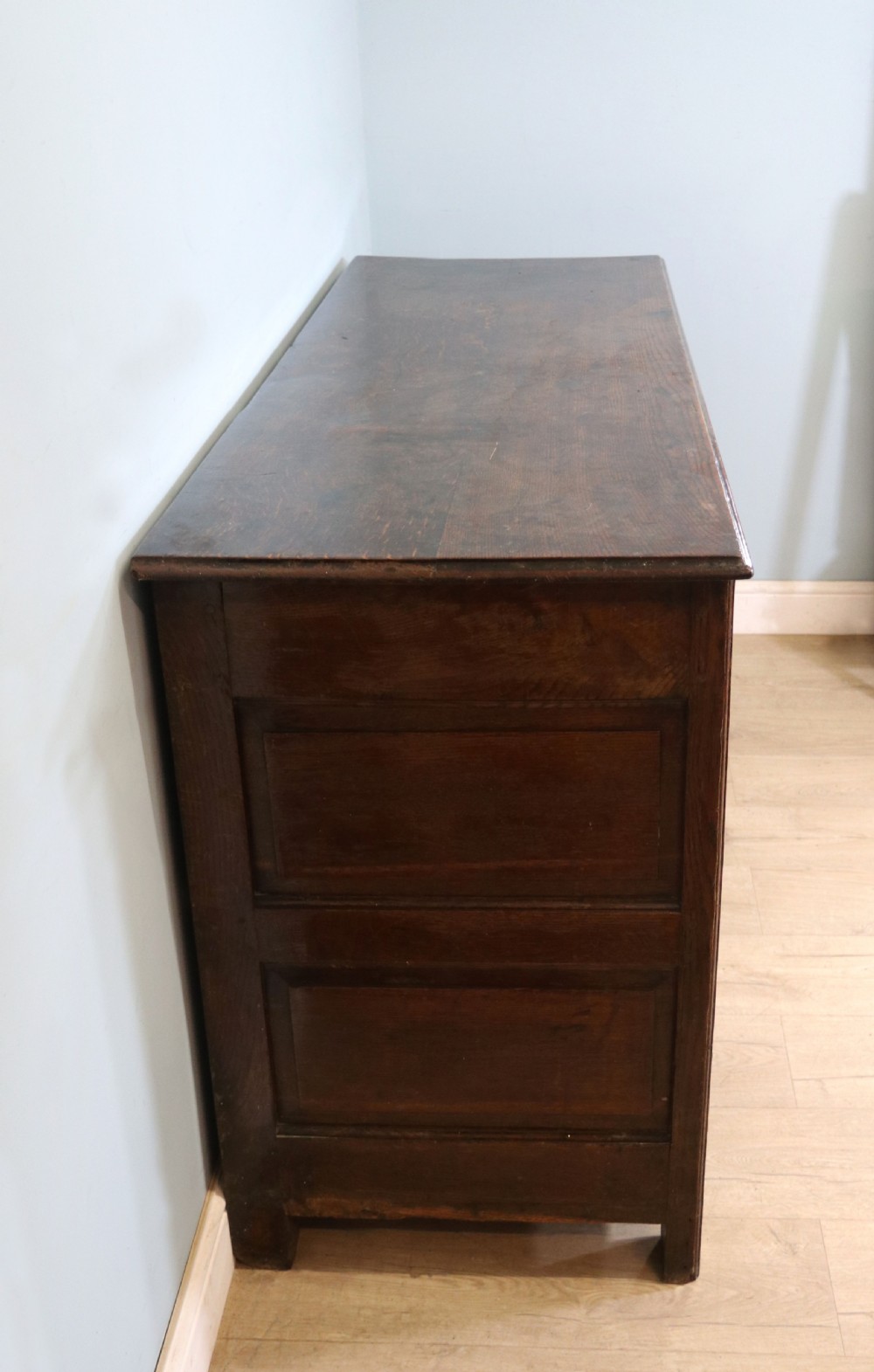A lovely Georgian oak mule chest with mahogany inlayed detail. View VI