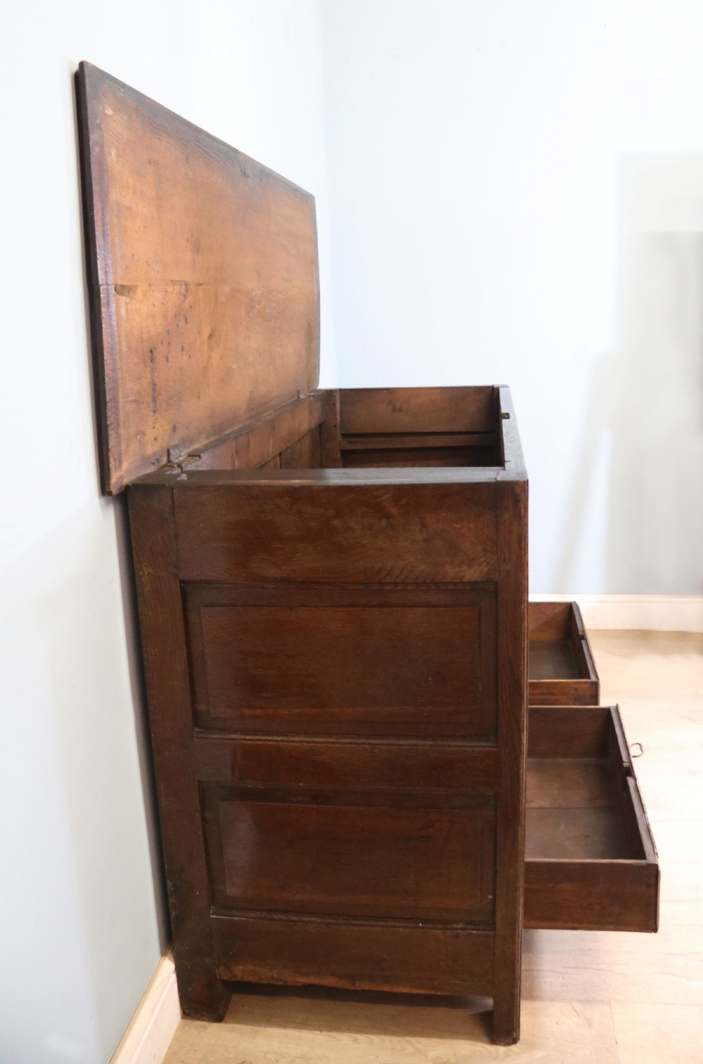 A lovely Georgian oak mule chest with mahogany inlayed detail. View VII