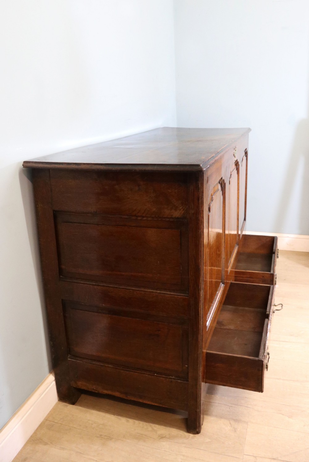 A lovely Georgian oak mule chest with mahogany inlayed detail. View VIII