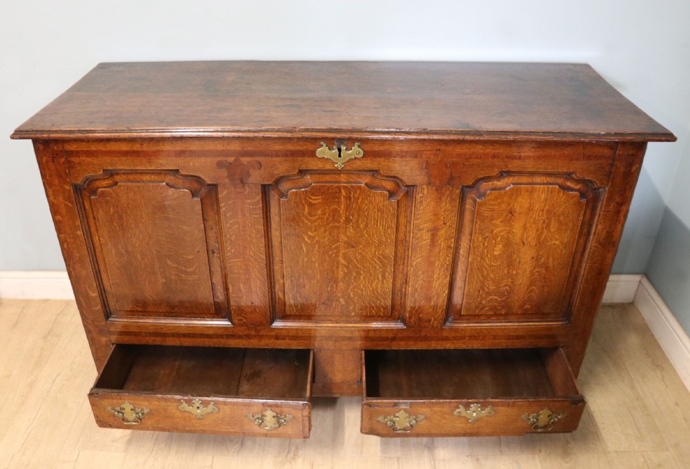 A lovely Georgian oak mule chest with mahogany inlayed detail. View IX