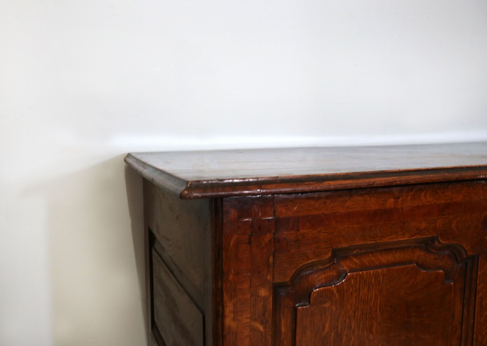 A lovely Georgian oak mule chest with mahogany inlayed detail. View XI