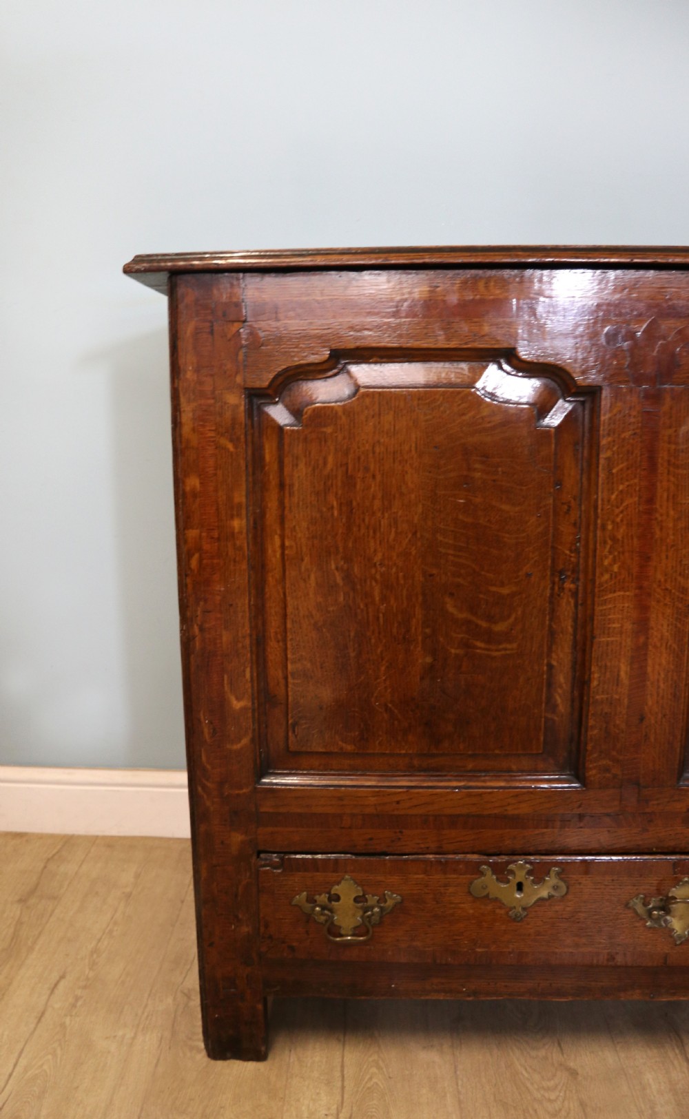 A lovely Georgian oak mule chest with mahogany inlayed detail. View XII