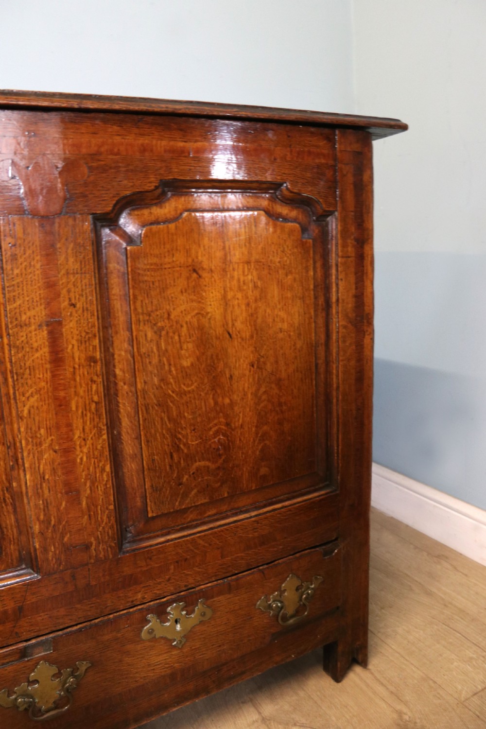 A lovely Georgian oak mule chest with mahogany inlayed detail. View XIII