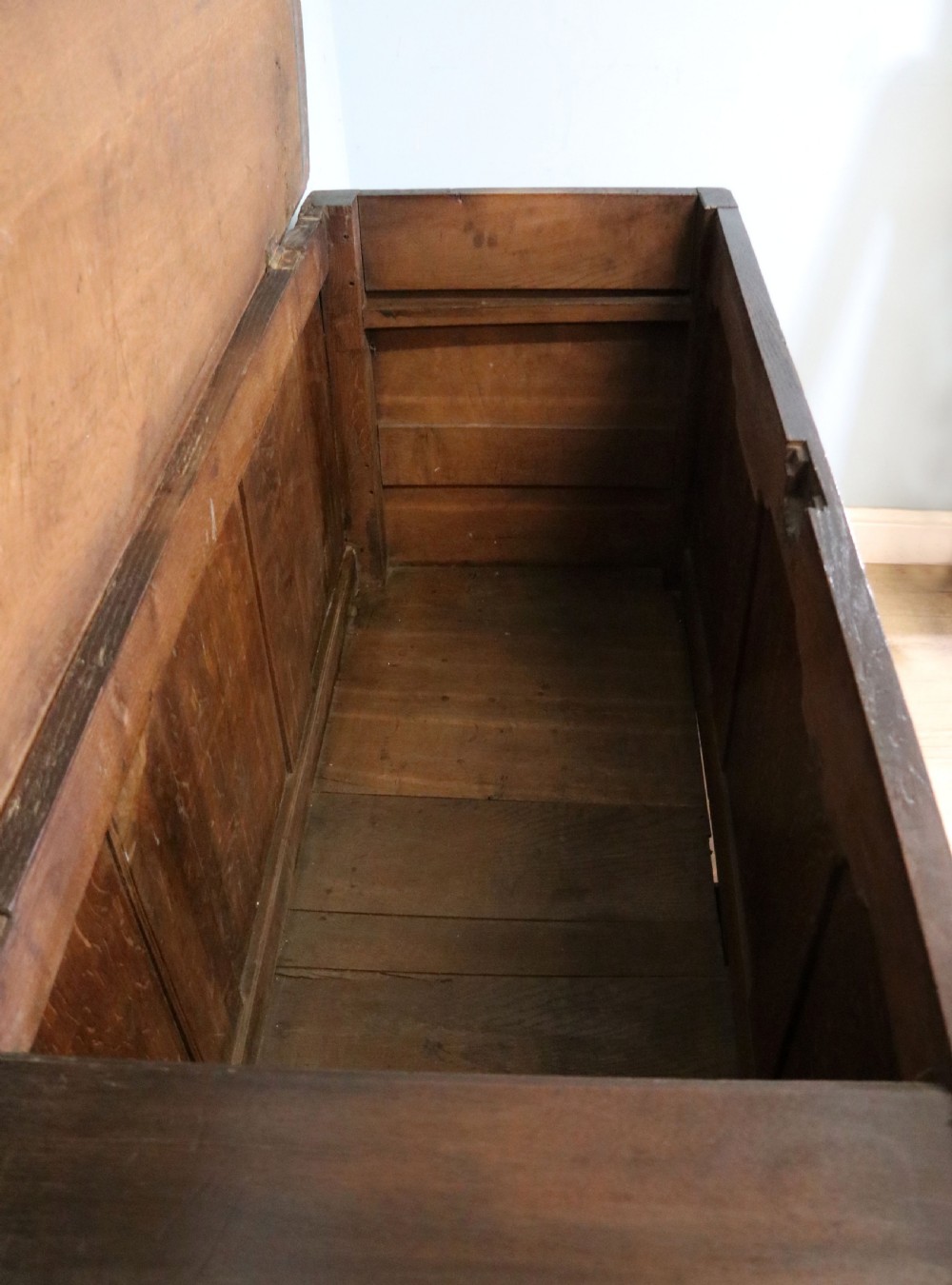 A lovely Georgian oak mule chest with mahogany inlayed detail. View XIV