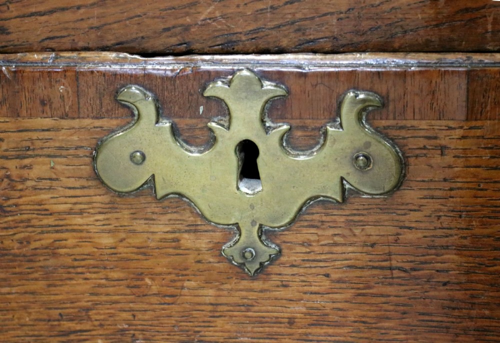A lovely Georgian oak mule chest with mahogany inlayed detail. View XV