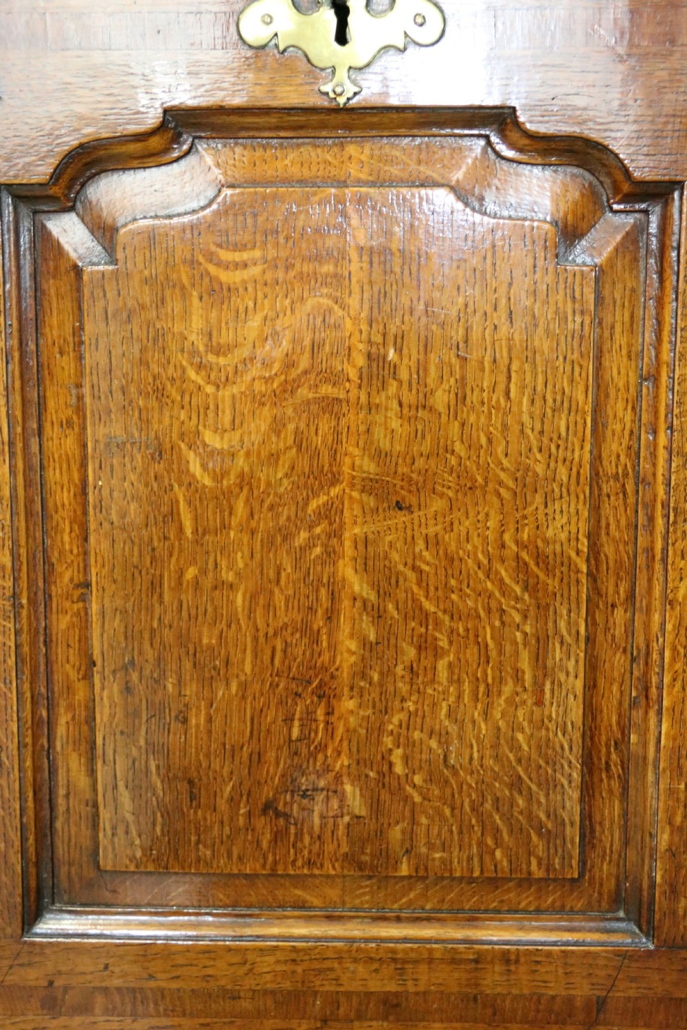 A lovely Georgian oak mule chest with mahogany inlayed detail. View XVI