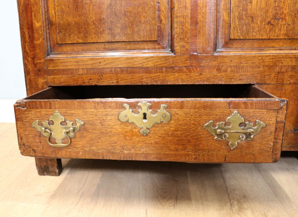 A lovely Georgian oak mule chest with mahogany inlayed detail. View XVII