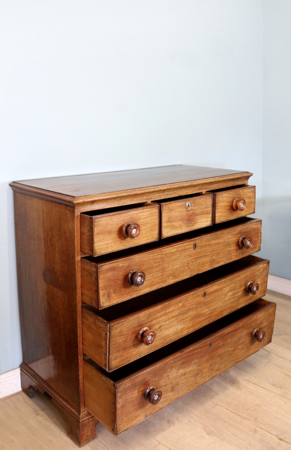 A lovely late Georgian mahogany chest of drawers  View III
