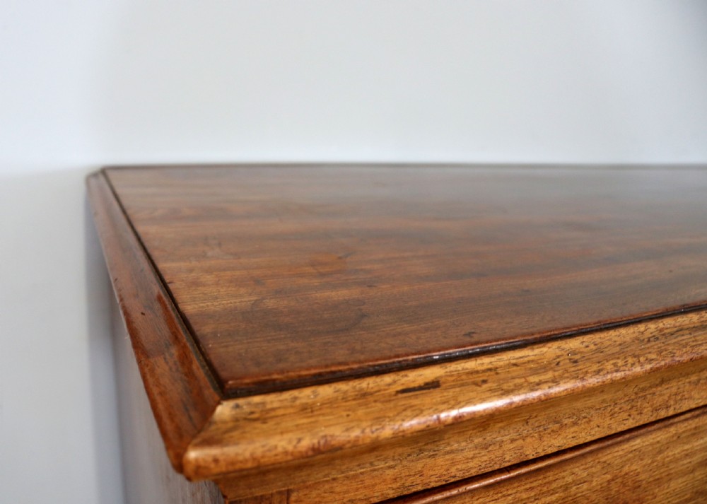 A lovely late Georgian mahogany chest of drawers  View IV
