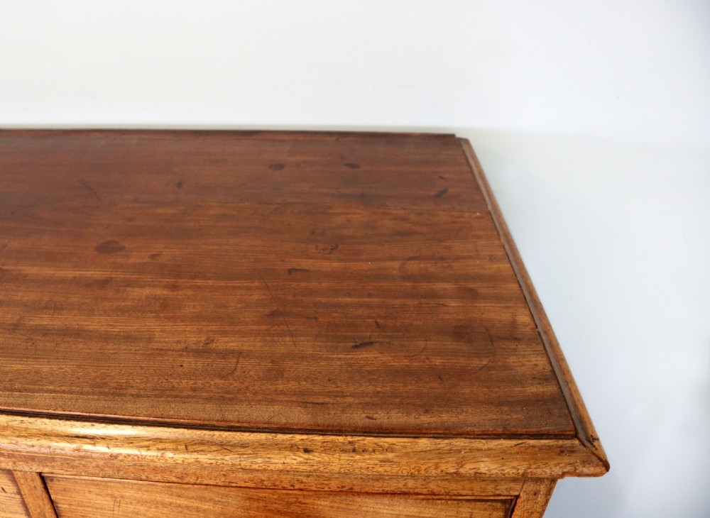 A lovely late Georgian mahogany chest of drawers  View V