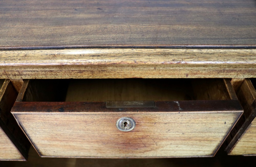 A lovely late Georgian mahogany chest of drawers  View VI