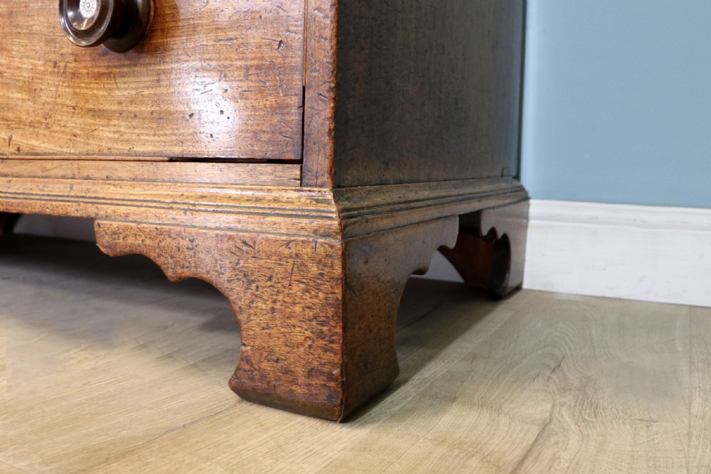 A lovely late Georgian mahogany chest of drawers  View XV