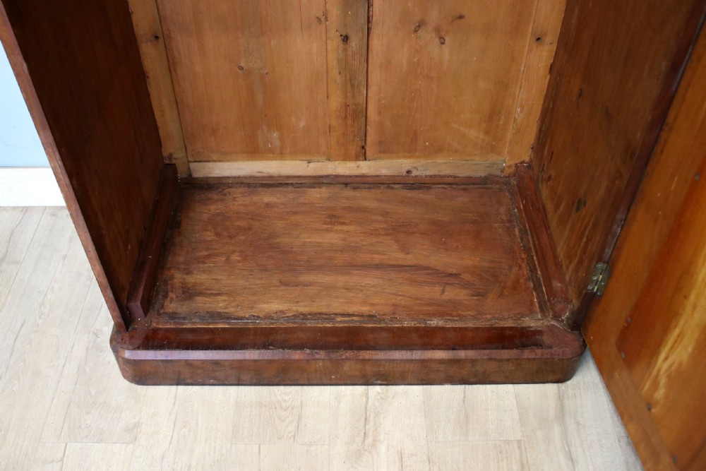 A quality Victorian imposing mahogany wardrobe!  View XIV